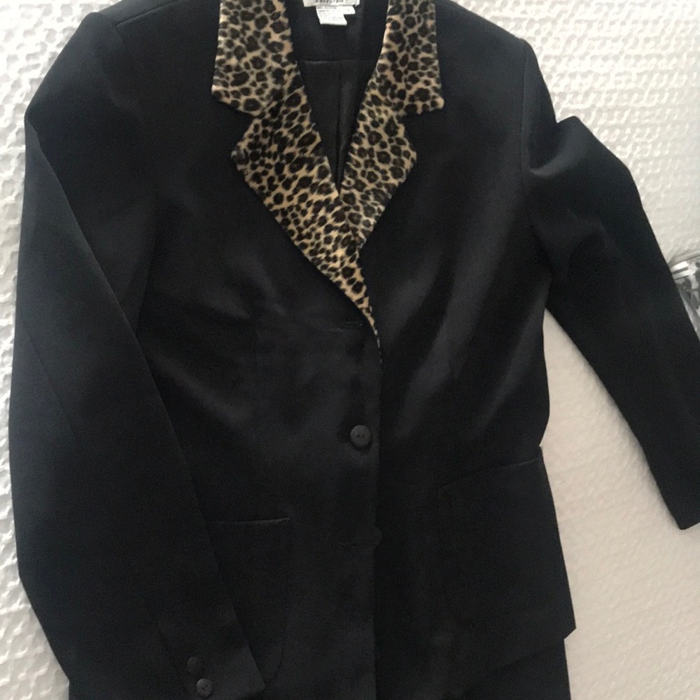 Skirt suit